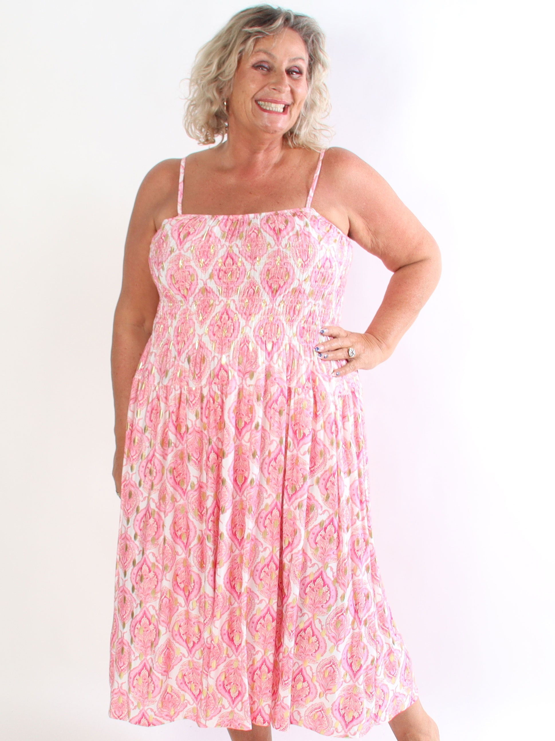 Maira Oasis - Plus size stropkjole med guld dutter og smock henover brystet